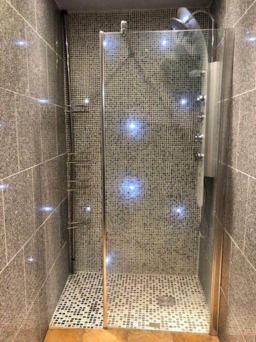Cosy Studio Design With Modern Bathroom Vaureal Ngoại thất bức ảnh