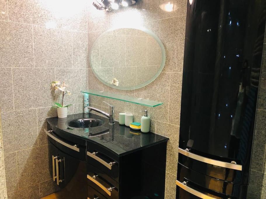 Cosy Studio Design With Modern Bathroom Vaureal Ngoại thất bức ảnh