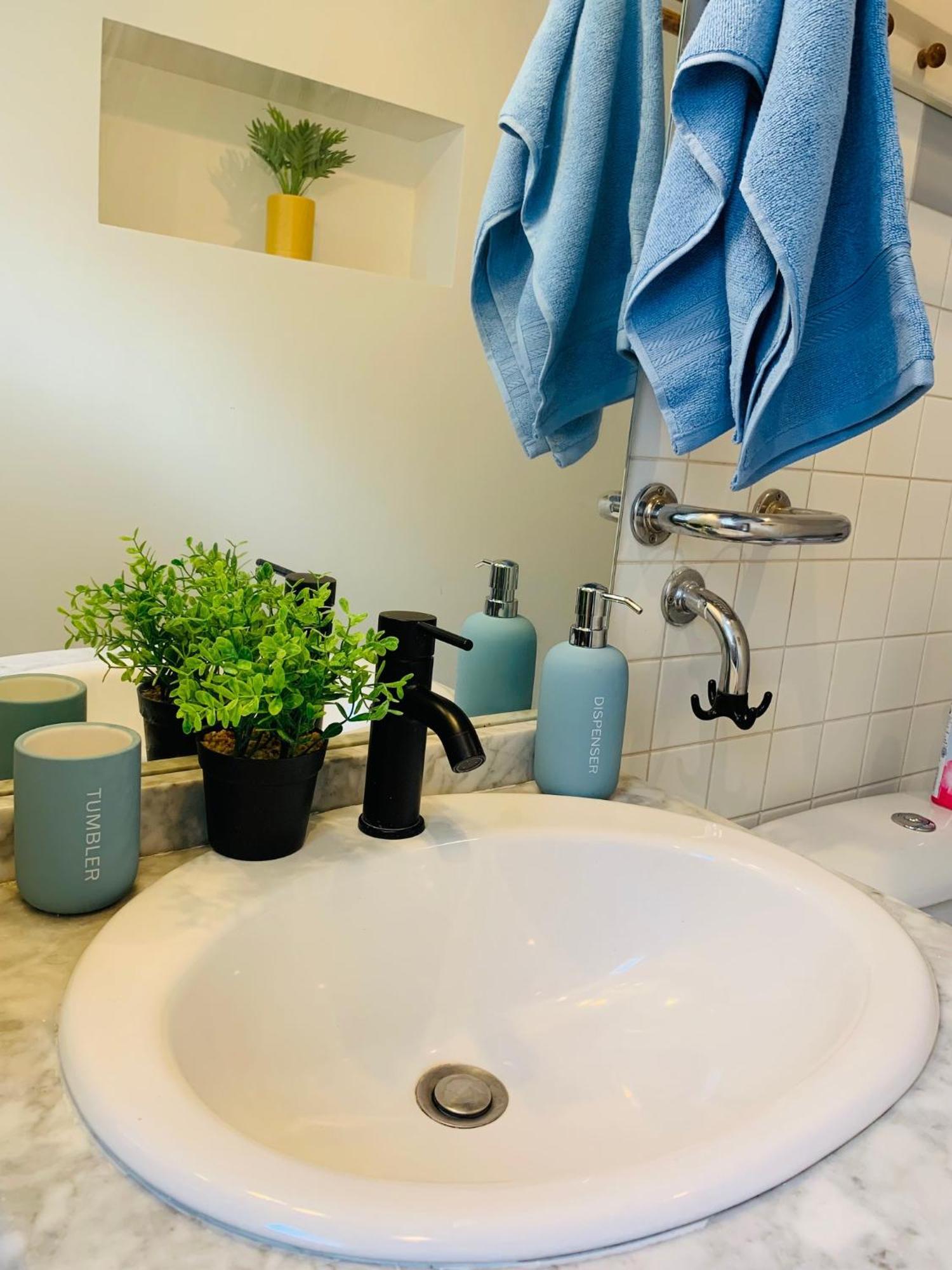 Cosy Studio Design With Modern Bathroom Vaureal Ngoại thất bức ảnh